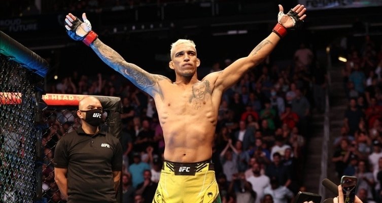 Charles Oliveira čelí kritice za rychlý návrat po brutálním KO. Fanouškům posílá vzkaz