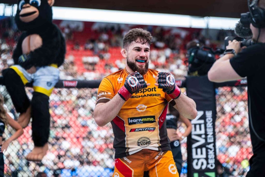 Bývalý šampion OKTAGONu se vrací po zázračném uzdravení. Korkmaz mu poslal ostrý vzkaz