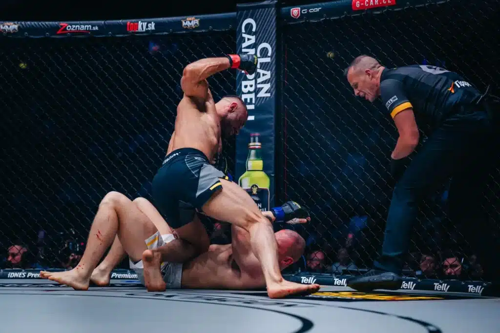 Tvrdá realita MMA. Raška zdemoloval Spicy Páju v prvním kole