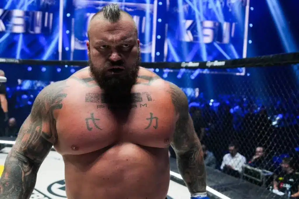 Nejsilnější muž světa měl za debut v MMA vydělat 20 milionů dolarů. Nakonec nedostal nic