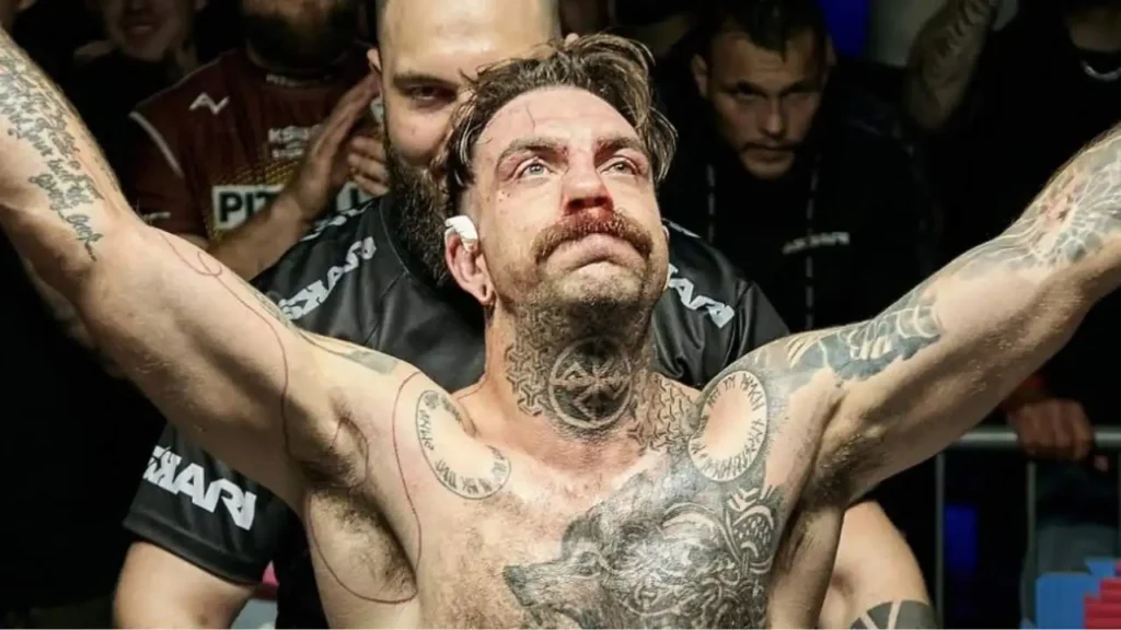 Před každým zápasem se čistím žabím jedem, překvapil šampion BKFC Hála